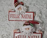 * PLACA DECORATIVA COM PELÚCIA DE PAPAI NOEL FELIZ NATAL